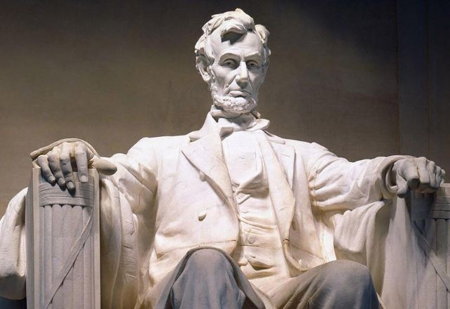 Imagem da noticia Luvas usadas por Abraham Lincoln na noite de seu assassinato são leiloadas por R$ 8,4 milhões