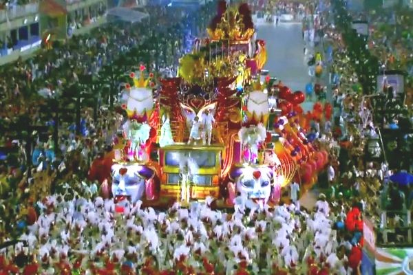 Imagem da noticia Estreante na Sapucaí, Ivete Sangalo dá show em desfile da Grande Rio