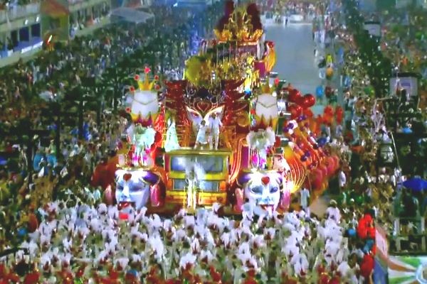 Estreante na Sapucaí, Ivete Sangalo dá show em desfile da Grande Rio