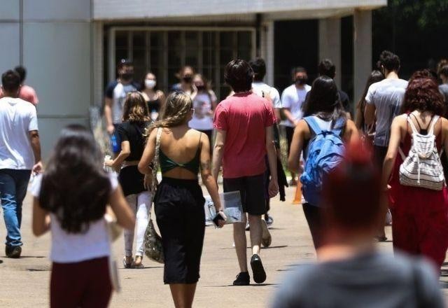 Imagem da noticia Lula anuncia ampliação do programa Pé-de-Meia; alunos da EJA estão inclusos