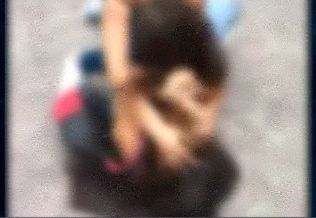 Imagem da noticia Estudantes são flagradas brigando em frente a escola pública de SP