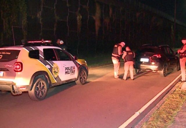 Ex-policial usa drogas e bate em carro da PM em Curitiba