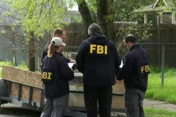 Imagem da noticia Explosões com pacotes-bomba intrigam as autoridades do Texas, nos EUA