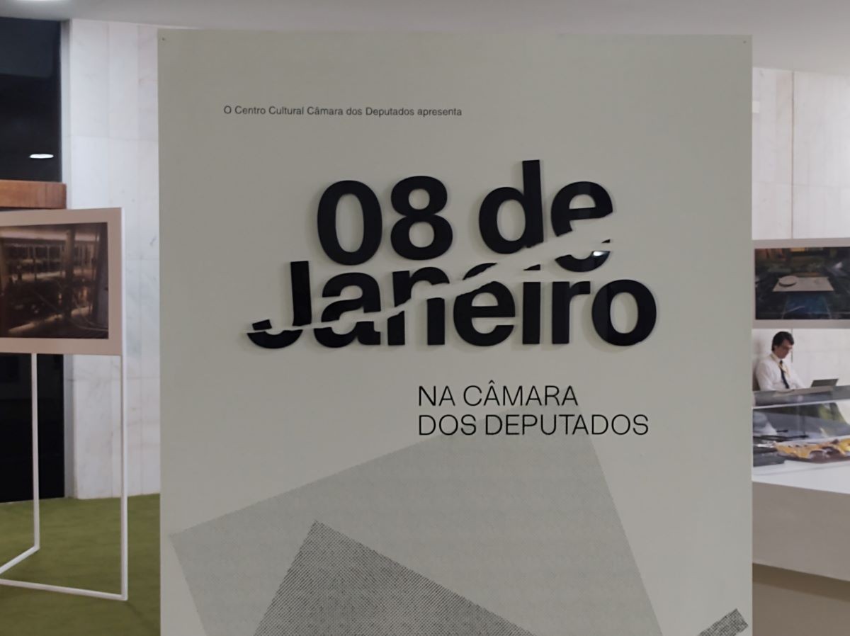 Exposição apresenta objetos danificados e imagens de destruição na Câmara em 8/1