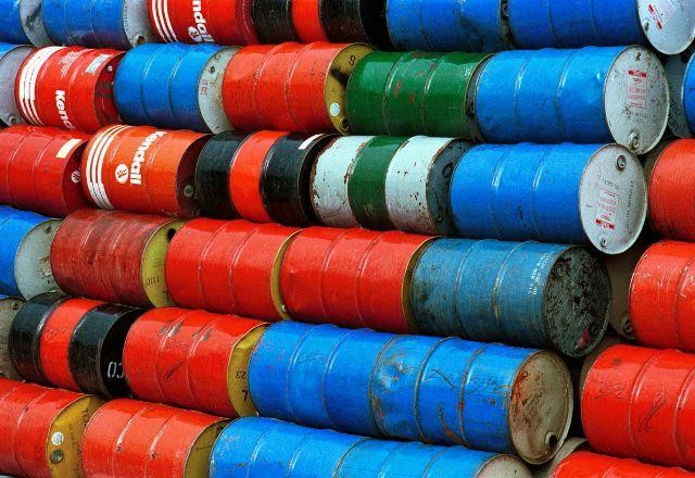 Imagem da noticia Petróleo oscila fortemente com crise bancária e temor de alta de juros
