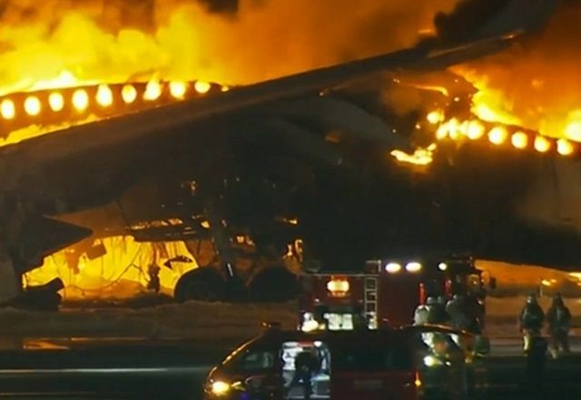 Cinco morrem após colisão de aviões no aeroporto de Tóquio