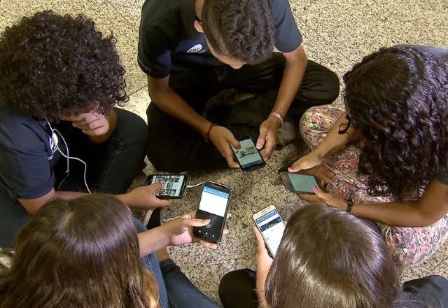 Imagem da noticia Pesquisa mostra que 86% dos brasileiros apoiam restrição do uso de celular nas escolas