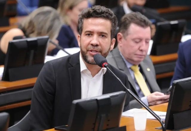 Imagem da noticia Janones pede à Procuradoria-Geral da República extinção do PL, partido de Bolsonaro