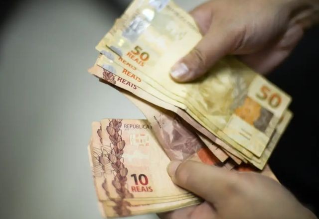 Imagem da noticia Decreto que reajusta salário mínimo para R$ 1.518 é assinado por Lula 