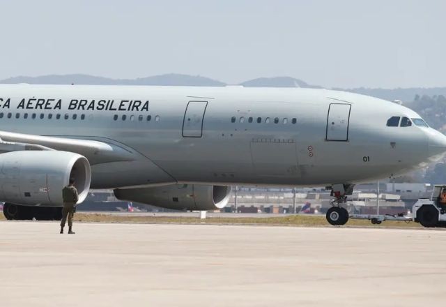 Imagem da noticia Quinto voo da Força Aérea decola do Líbano com 220 repatriados