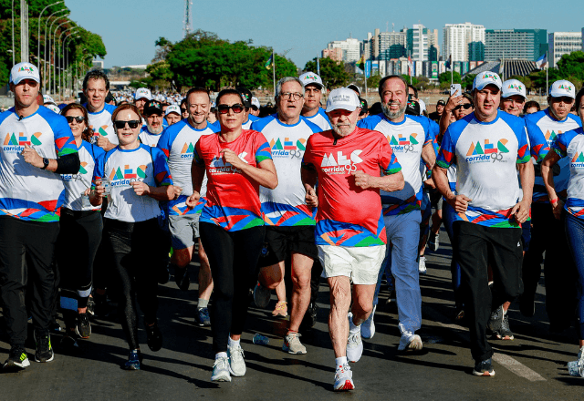 Imagem da noticia Lula participa de caminhada em comemoração aos 95 anos do MEC em Brasília