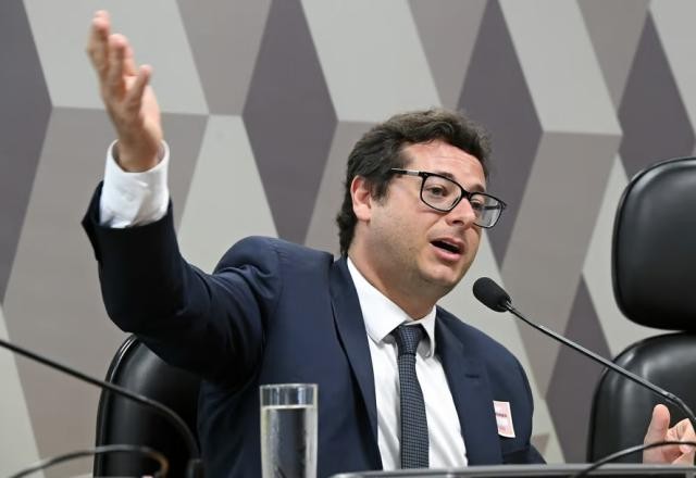 Imagem da noticia Defesa de Bolsonaro diz que vai protocolar no STF esclarecimentos sobre estadia na embaixada da Hungria