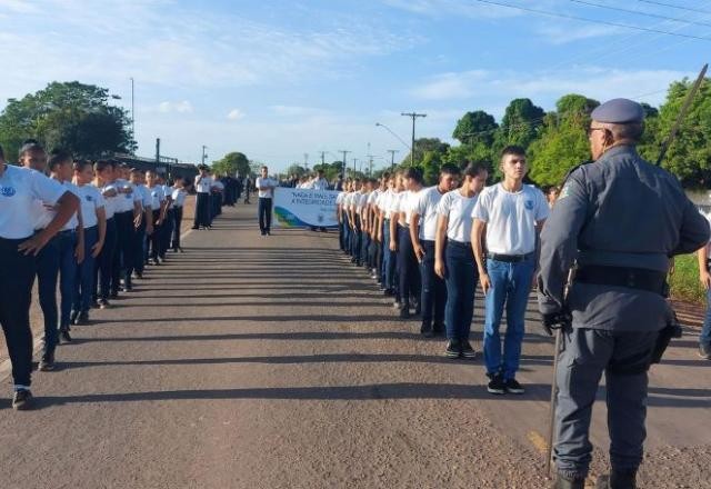 Imagem da noticia Governo encerrou projeto de escolas cívico-militares por "revanche", diz deputado