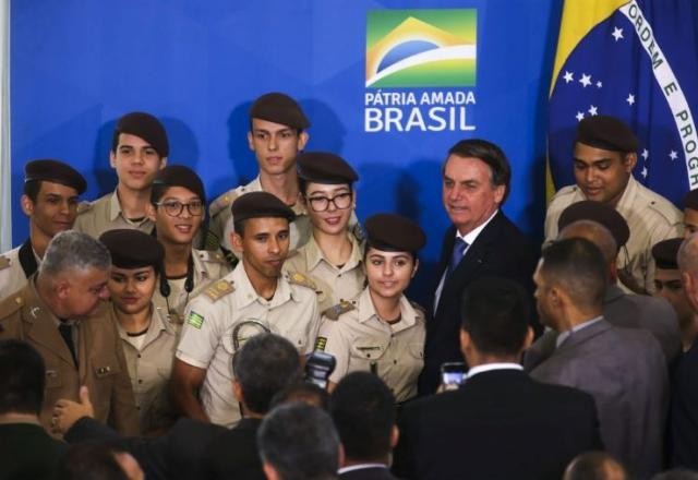 Imagem da noticia Poder Expresso: Lula acaba com escolas cívico-militares criadas por Bolsonaro
