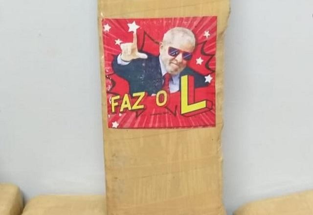Imagem da noticia AGU notifica governo Tarcísio por foto de tablete de maconha com adesivo de Lula