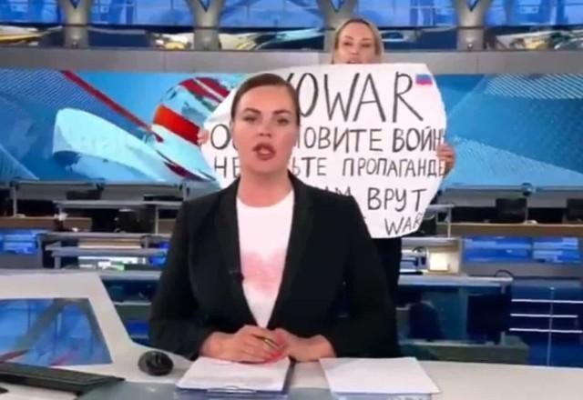 Imagem da noticia Jornalista russa que protestou na TV contra guerra na Ucrânia é detida