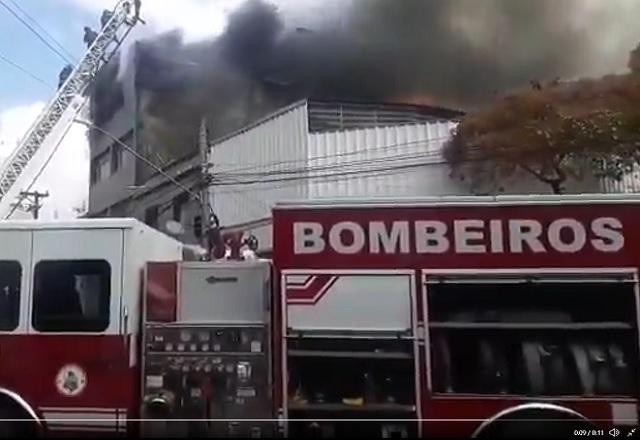 Incêndio atinge fábrica de tecidos no Bom Retiro, centro de São Paulo