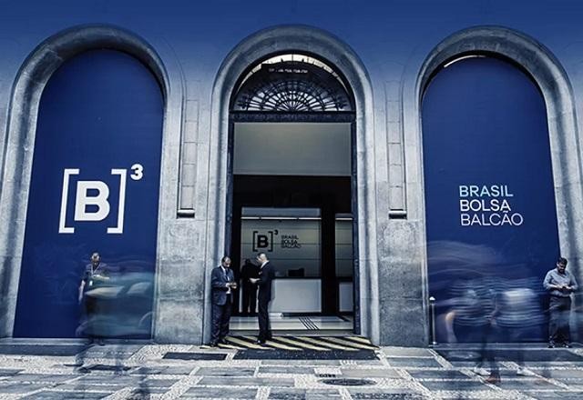 Imagem da noticia Ibovespa fecha em alta com força internacional, ignorando instabilidade interna