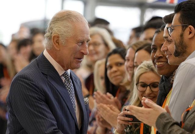 Imagem da noticia Aumento de protestos na França fazem Rei Charles III adiar visita à Paris