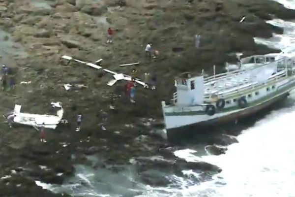 Imagem da noticia Familiares buscam por informações dos passageiros de embarcação que virou na Bahia