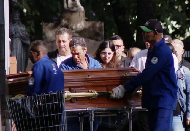 Familiares das vítimas de acidente aéreo aguardam liberação dos corpos em SP