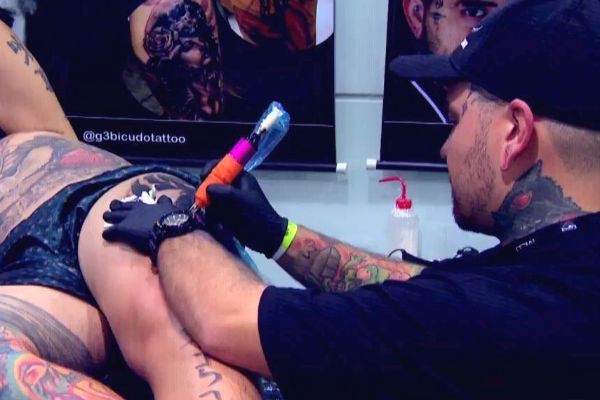 Famosos conversam com Marcão do Povo em feira de tatuagem