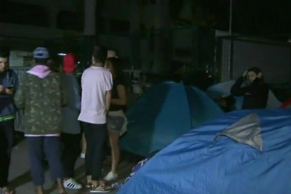 Fãs acampam na porta de estádio para show de Ariana Grande
