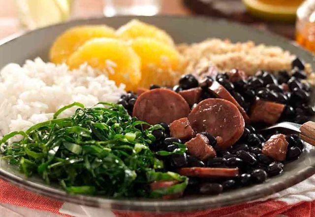 Imagem da noticia Com combinações de sabores, feijoada é eleita melhor prato típico do Brasil