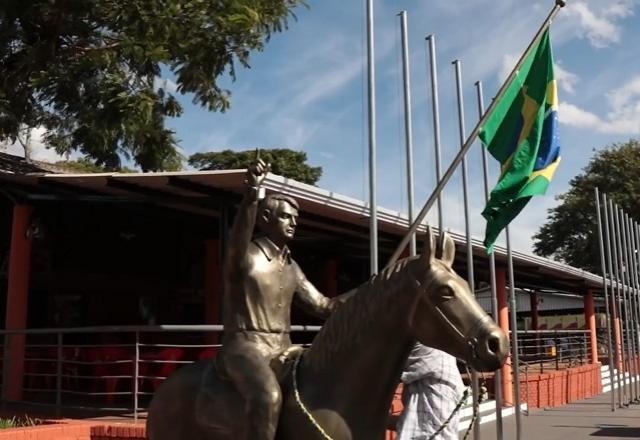 Imagem da noticia Bolsonaro será homenageado com estátua de 300 kg na Fenasoja