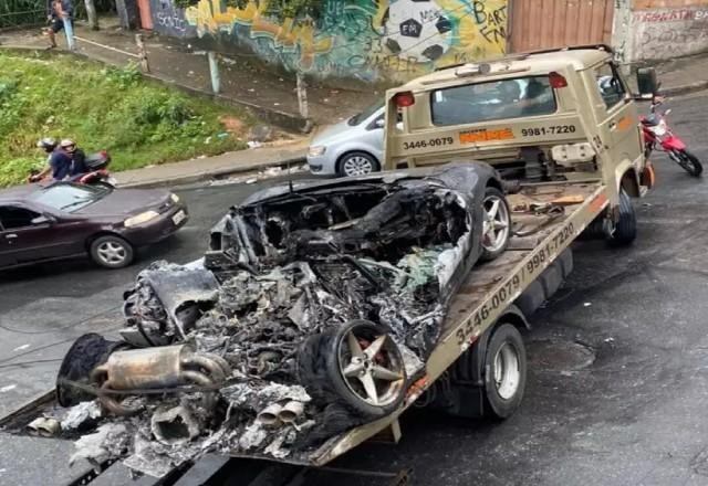 Imagem da noticia Ferrari pega fogo em comunidade de Belo Horizonte devido à pane elétrica