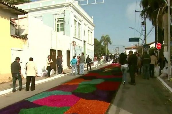 Imagem da noticia Fiéis preparam os tradicionais tapetes coloridos para o feriado de Corpus Christi  