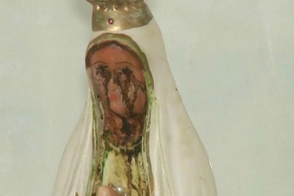 Imagem da noticia Fiéis viajam centenas de quilômetros para ver santa que ´chora´ sangue