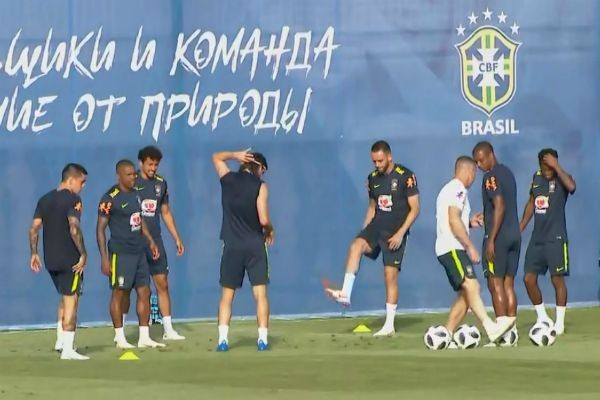 Fifa responde reclamações sobre árbitro de vídeo no jogo do Brasil