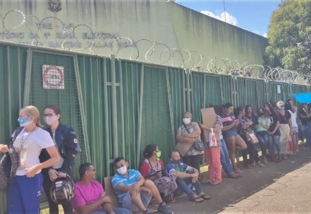 Imagem da noticia Cartórios registram grandes filas em último dia de regularização eleitoral