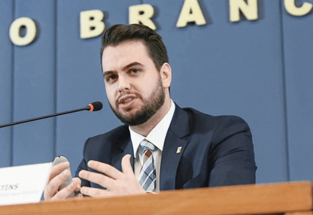 Imagem da noticia Defesa de Filipe Martins aciona Ministério Público após água da chuva invadir cela