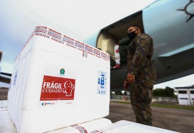 Imagem da noticia Vacinas de Oxford começam a ser transportadas para estados