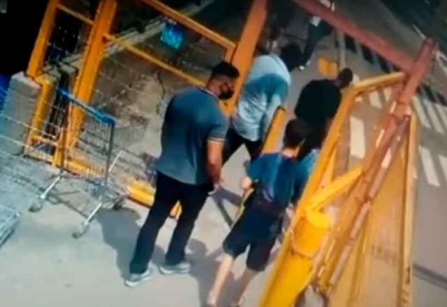 Flagra: vendedor ambulante é agredido por segurança de supermercado