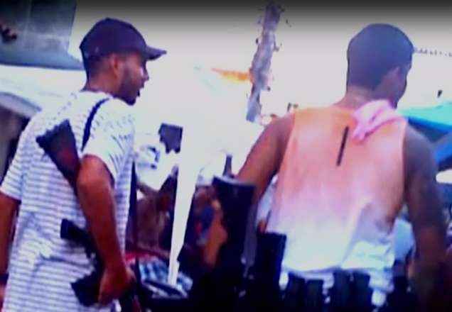 Imagem da noticia Flagrante: traficantes dançam com fuzis em baile funk do Rio de Janeiro