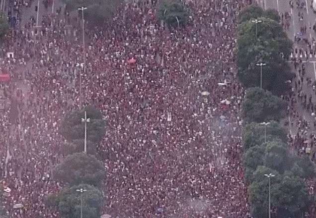 Flamengo celebra título da Libertadores com multidão rubro-negra no Rio