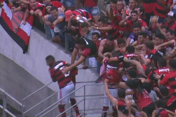 Flamengo vence fora de casa e assume a liderança do Brasileirão