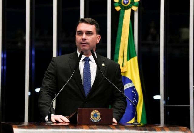 Imagem da noticia Flávio Bolsonaro deixa Republicanos e, como o pai, fica sem partido