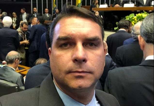 Flávio Bolsonaro se pronuncia sobre morte de miliciano suspeito no caso Marielle