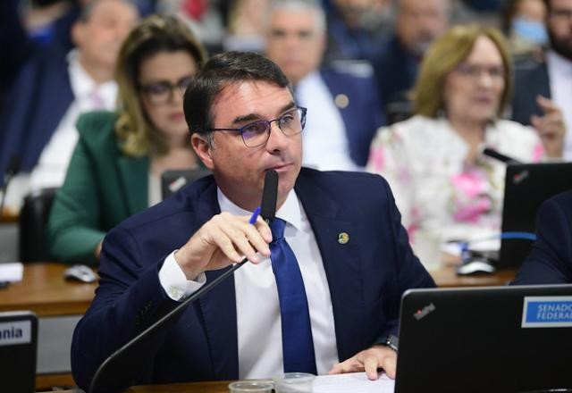Imagem da noticia TSE multa Flávio Bolsonaro em R$ 5 mil por fake news contra Lula