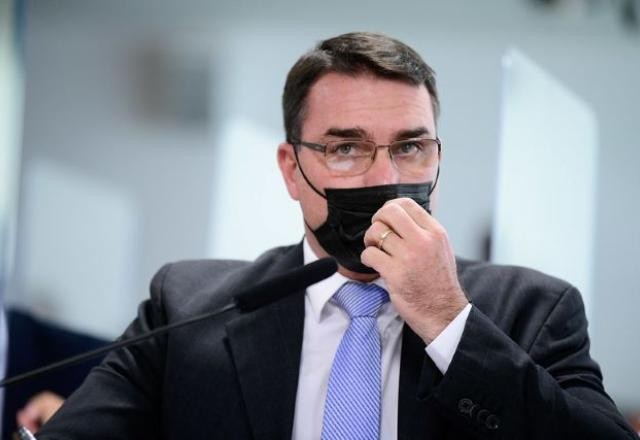 Imagem da noticia Lewandowski encaminha à PGR notícia crime contra Flávio Bolsonaro
