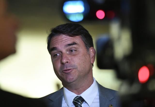 Imagem da noticia Flávio Bolsonaro diz ter sido sondado pelo pai para vaga no STF