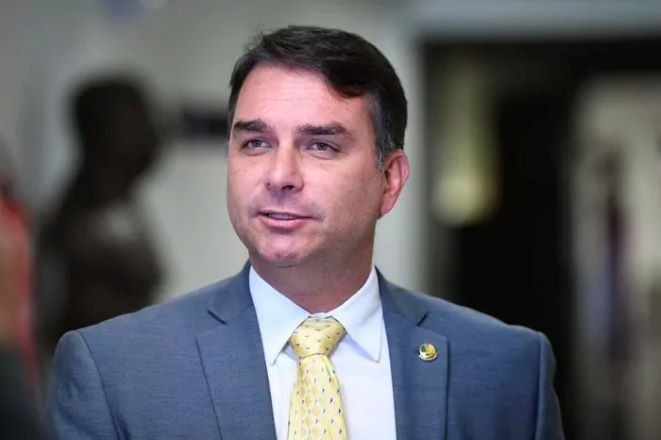 Imagem da noticia "Parece ser uma força-tarefa para matar psicologicamente e fisicamente" o ex-presidente, diz Flávio Bolsonaro