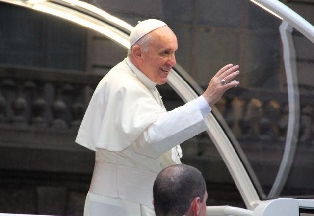 Papa Francisco apela para que países ajudem os refugiados afegãos