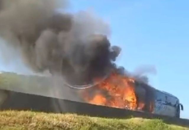 Imagem da noticia Ônibus de turismo pega fogo na BR-101 em Santa Catarina