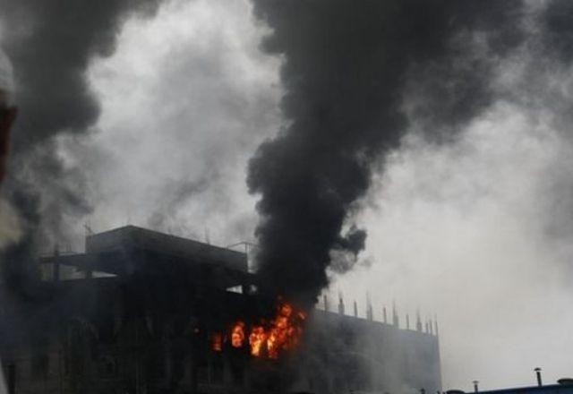 Incêndio em fábrica deixa mais de 50 mortos em Bangladesh