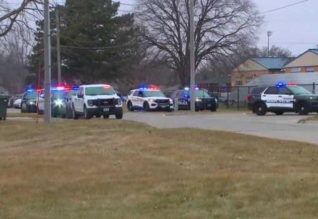 Imagem da noticia EUA: polícia encontra explosivo improvisado em escola que sofreu ataque a tiros em Iowa